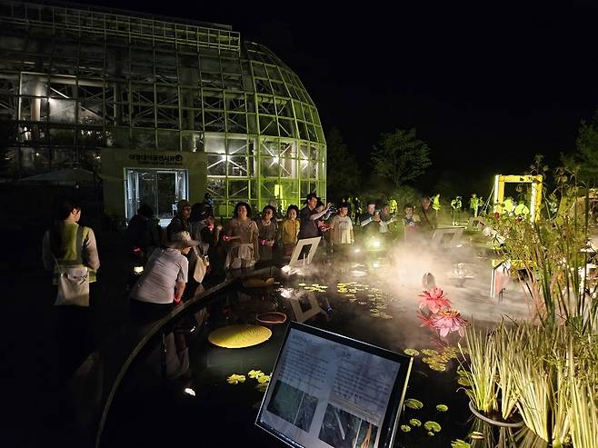 ▲ 산림청 국립수목원이 오는 29일부터 31일까지 광릉숲을 야간에 개방한다. 사진은 지난해 여름밤 광릉숲을 찾은 참가자들의 모습. /사진제공=국립수목원
