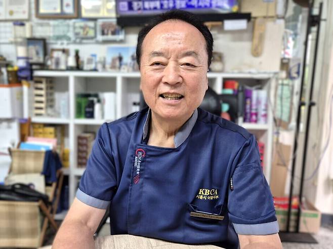 ▲ '시흥시 이용(理容) 지부 이발봉사단'을 이끌고 있는 백양호 단장.