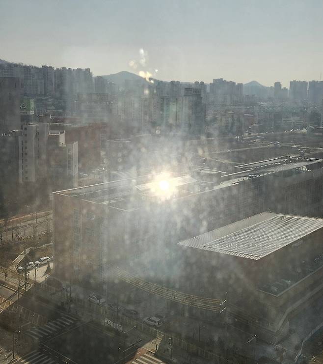 ▲ 인천고 옥상에 새롭게 설치된 태양광 패널에 햇빛이 반사된 모습. 사진=독자제공