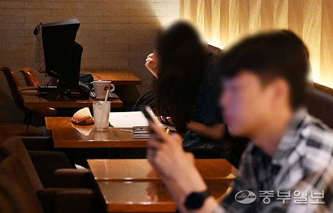 스타벅스가 최근 도 넘는 '카공족'에 대한 멀티탭 금지 등의 조치를 내리면서 동종 업계에 규제 분위기가 확산될지 관심이 쏠리는 가운데 11일 오전 수원시 팔달구 한 카페에서 시민들이 개인전자기기를 이용하고 있다. 김경민기자
