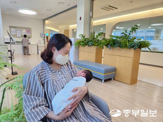 ▲ 11일 오전 포천공공산후조리원 휴게실에서 산모 최혜림 씨가 아이를 돌보고 있다. 이보현 기자