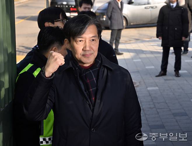 자녀 입시 비리와 청와대 감찰 무마 혐의로 대법원으로부터 징역 2년을 확정받은 조국 전 조국혁신당대표가 지난해 12월 16일 오전 의왕시 서울구치소로 수감되기 전 지지자들과 마지막 인사를 하고 있다. 김경민기자