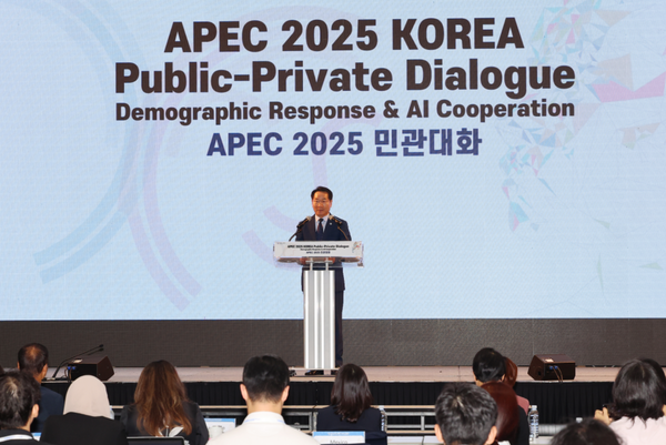 유정복&nbsp;인천시장이 11일 인천 연수구 송도컨벤시아에서 열린 '아시아태평양경제협력체( APEC) 민관대화 2025' 개회식에서 축사하고 있다. [사진=연합뉴스]