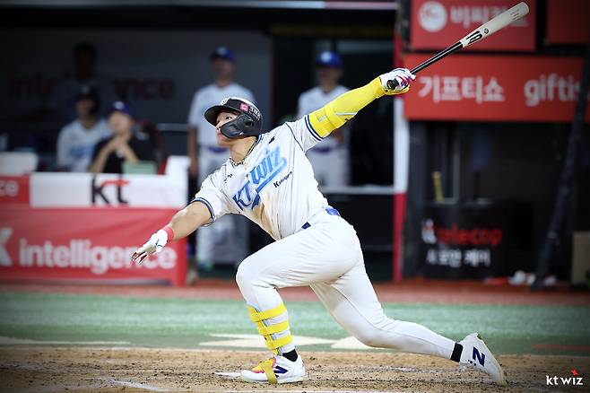 프로야구 kt 위즈의 안현민이 지난 10일 수원케이티위즈파크에서 열린 삼성 라이온즈와의 홈경기에서 타격을 하고 있다.