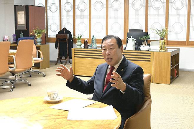 최민호 세종시장이 당면 현안과 과제에 대한 대응안을 설명하고 있다. 사진=세종시 제공.