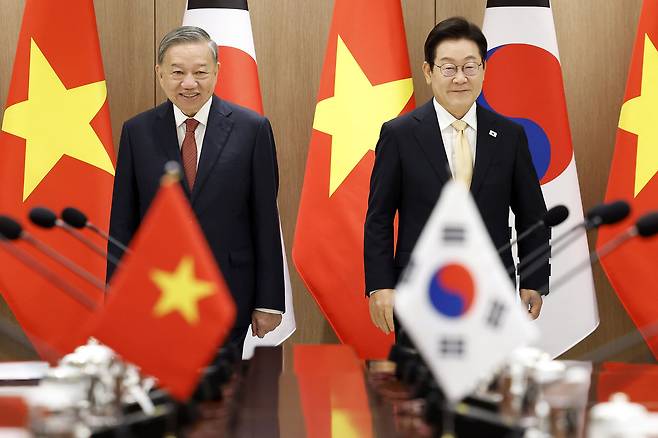 이재명 대통령과 또 럼 베트남 당 서기장이 11일 서울 용산 대통령실 청사에서 열린 한·베트남 확대 정상회담에서 기념촬영 뒤 자리로 향하고 있다. 2025.8.11 [대통령실통신사진기자단] 사진=연합뉴스.