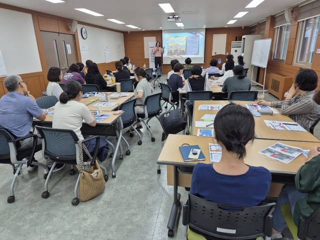 ▲ 11일 충북미래여성플라자에서 충북여성재단이 도내 양성평등교육 및 폭력예방교육 전문강사를 대상으로 역량강화교육을 진행하고 있다. /충북여성재단 제공