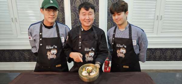 15계탕을 개발한 배인호 교수(가운데)와 재학생