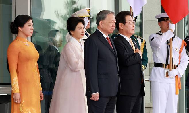 이재명 대통령과 김혜경 여사가 11일 서울 용산 대통령실 청사 앞에서 열린 또 럼 베트남 당서기장 공식환영식에서 국기에 경례를 하고 있다. 왼쪽부터 응오 프엉 리 여사, 김혜경 여사, 당서기장, 이 대통령. /뉴시스
