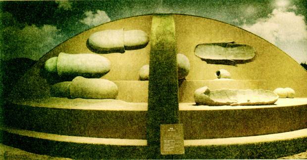 국립나주박물관 전시실에 있는 옹관들.