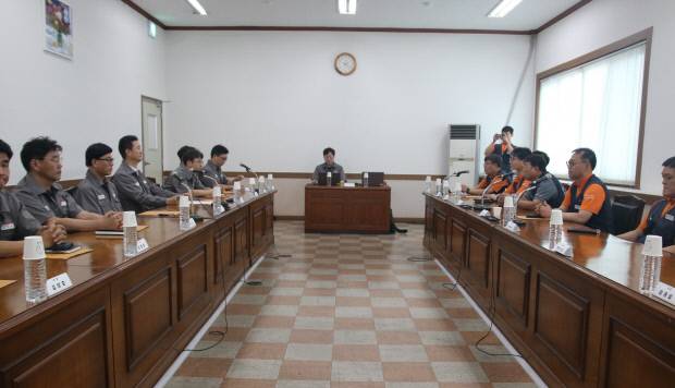 정일택 금호타이어 대표이사와 박래필 금속노조 광주전남지부 수석부지부장 등 교섭위원들이 11일 광주공장 별관 5층 회의실에서 열린 2025년 단체교섭 상견례에서 대화하고 있다. <금호타이어 제공>