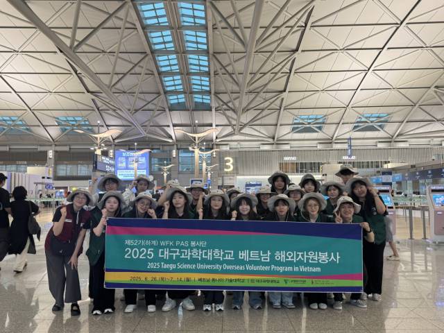 대구과학대 해외봉사단 학생들이 지난 28일 베트남 출국 전 단체 기념 촬영을 하고 있다. 대구과학대 제공