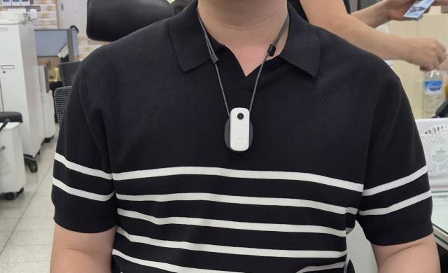 의성군은 민원인의 폭언, 폭행 피해를 예방하고자 휴대용 보호장비(바디캠) 59대를 민원 관련 부서와 읍면 등에 보급했다. 의성군 제공.