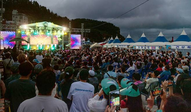저동항 특설무대에서 개최된 연예인 축하공연에 몰려든 관중들. /김두한 기자