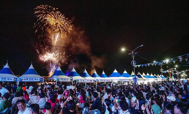 저동항 방파제에서 솟아 올린 불꽃놀이. /김두한 기자