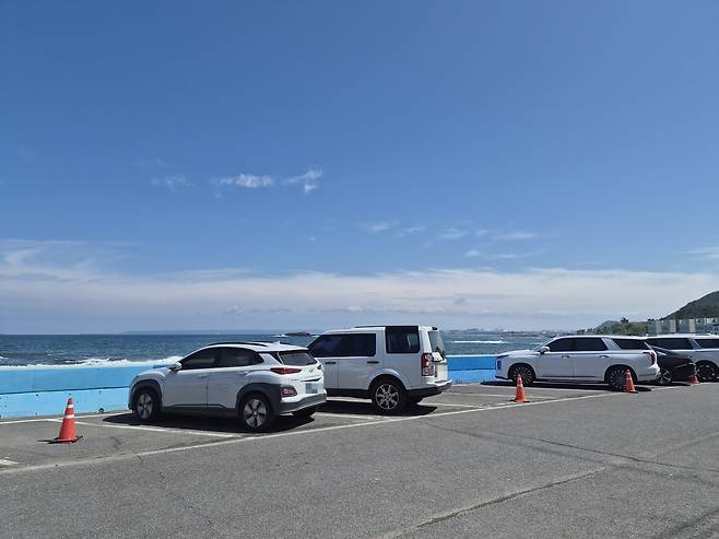 지난 10일 포항시 북구 흥해읍 오도리 해안 방파제 인근 공용주차장 일부 구역이 라바콘으로 가로막혀 있다.