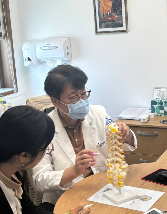 환자와 상담하는 장면. 이샘병원 제공