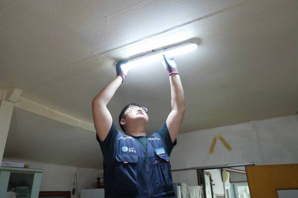 낡은 형광등을 교체하고 있는 청송군 8282민원처리팀.