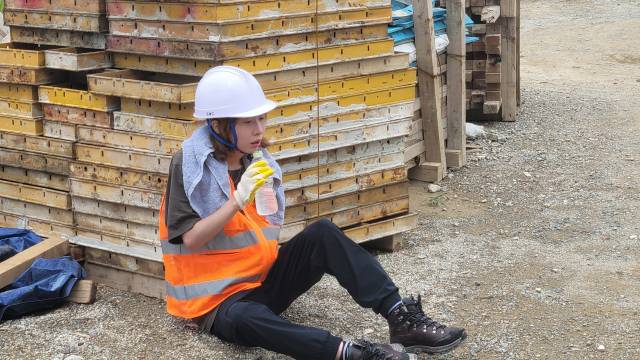 지난 7일 오전 김해의 한 건설 현장에서 어태희 기자가 작업 중 물을 마시고 있다. 동료 건설 노동자가 찍은 모습.