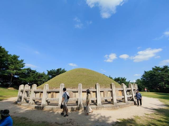 경주 충효동 송화산 자락에 위치한 천신 김유신 장군의 묘.