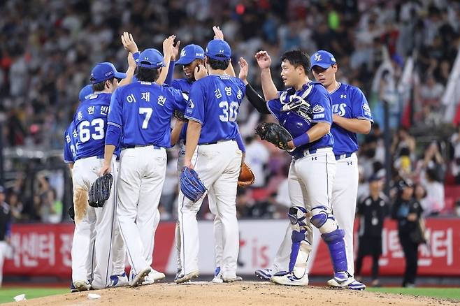 지난 8일 수원 KT위즈파크에서 열린 '2025 신한 SOL 뱅크 KBO리그' KT 위즈전에서 승리 후 삼성 라이온즈 선수들이 세레머리를 하고 있다. <삼성 라이온즈 제공>
