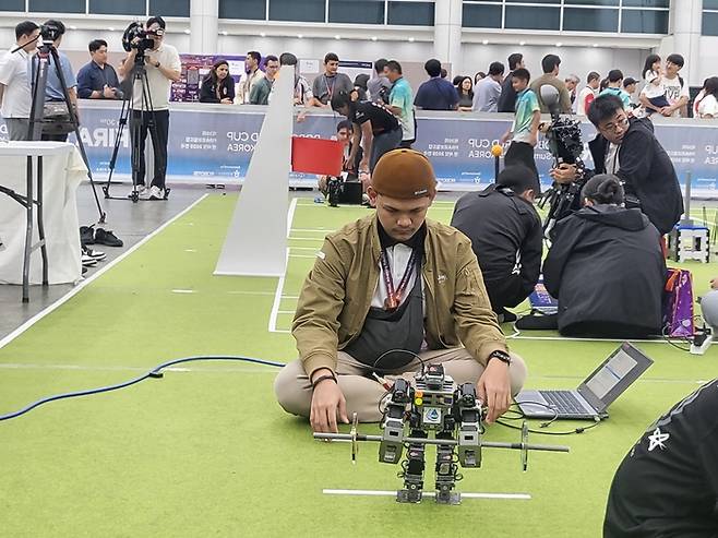 제30회 FIRA 로보월드컵 앤 써밋 역도 종목에 출전한 한 참가자가 로봇을 살펴보고 있다. 이승엽기자