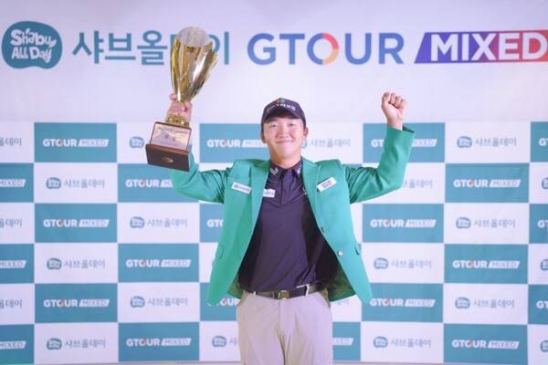 대전 골프존조이마루에서 열린&nbsp;'2025&nbsp;샤브올데이&nbsp;GTOUR MIXED' 2차 대회 우승자 김홍택이 기념사진을 촬영하고 있다. 사진 | 골프존