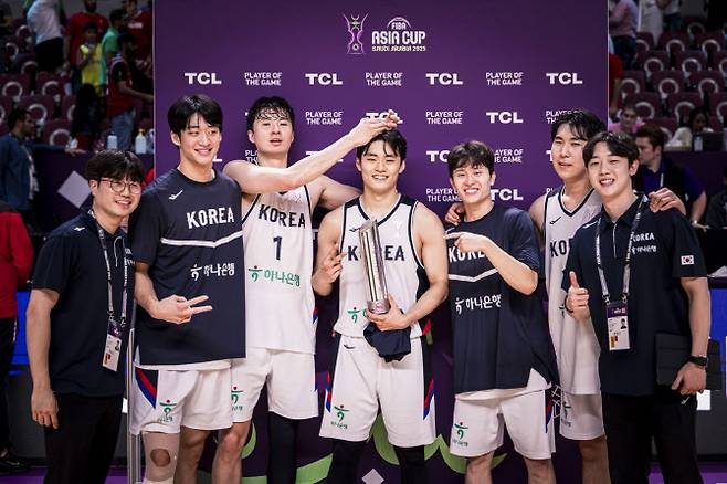강호 레바논을 11점 차로 제압하고 8강 진출전에 올라간 한국 남자농구 대표팀. 가운데 유기상이 MVP 트로피를 들고 기뻐하고 있다. 사진=FIBA
