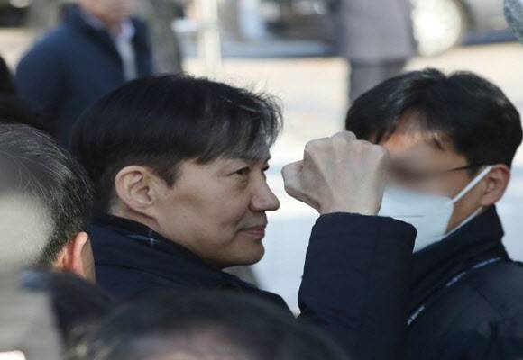 자녀 입시 비리와 청와대 감찰 무마로 징역 2년이 확정된 조국 전 조국혁신당 대표가 16일 오전 수감을 위해 경기 의왕시 서울구치소로 향하고 있다. 2024.12.16 (사진=뉴스1)