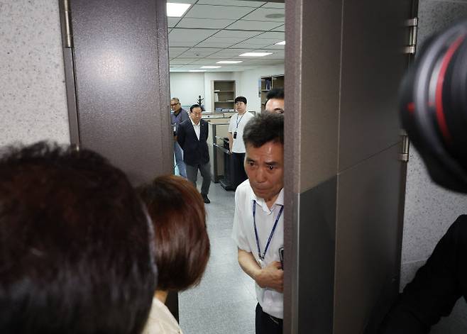 채상병 사건 수사방해 의혹을 수사하는 이명현 순직해병 특검팀이 지난달 11일 서울 여의도 국회의원회관 내 국민의힘 임종득 의원실을 압수수색하고 있는 가운데 국민의힘 의원들이 임 의원실로 속속 집결하고 있다. (사진=연합뉴수)