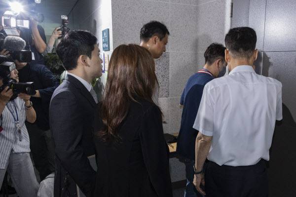 주식 차명거래 혐의를 받는 이춘석 의원의 국회 사무실에 11일 서울경찰청 금융범죄수사대 전담수사팀 관계자가 압수수색을 하기 위해 들어가고 있다.(사진=연합뉴스)