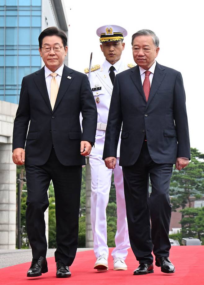 이재명 대통령이 11일 서울 용산 대통령실 청사에서 열린 또 럼 베트남 당 서기장 국빈 방한 공식 환영식에서 또 럼 서기장과 함께 의장대를 사열하고 있다.(사진=연합뉴스)