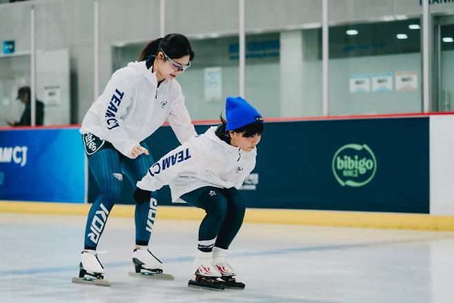 정희단이 유망주 학생을 지도하고 있다.(사진=CJ그룹 제공)