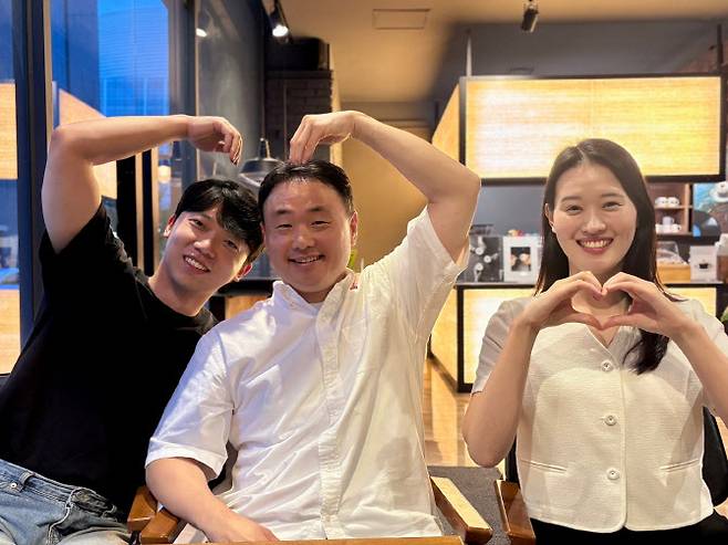 수협은행 직원 홍보대사 겸 영상 콘텐츠 크리에이터 Sh크리에이터 김수헌(왼쪽부터) 과장, 임수민 차장, 황명윤 대리가 10일 서울 송파구 수협은행 본점 인근 카페에서 이데일리와 인터뷰 후 기념 촬영을 하고 있다. (사진=Sh수협은행)