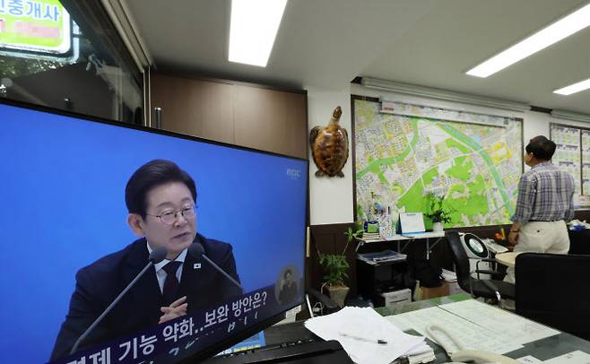 지난달 3일 서울 강남구 한 부동산중개업소에서 이재명 대통령의 첫 기자회견 방송이 나오고 있다. (사진=연합뉴스)
