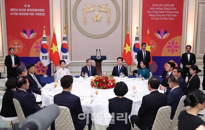 이재명 대통령과 부인 김혜경 여사, 또 럼 베트남 당서기장과 부인 응오 프엉 리 여사가 참석한 가운데 11일 청와대 영빈관에서 베트남 당서기장 내외 국빈방한 국빈만찬이 열리고 있다.(사진=뉴시스)
