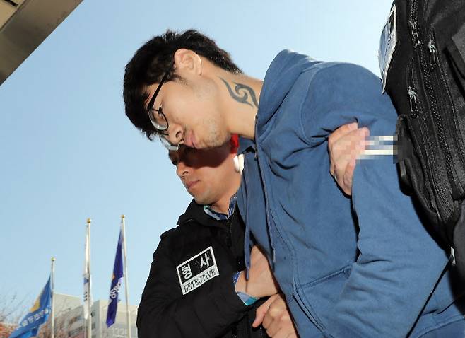 PC방 아르바이트생을 살해한 혐의로 구속된 피의자 김성수(29)가 20일 오전 공주 치료감호소에서 정신감정을 마치고 서울 양천경찰서로 이송되고 있다. (사진=뉴스1)