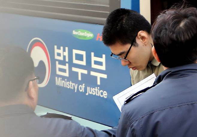 PC방 아르바이트생을 살해한 혐의로 구속 기소된 피의자 김성수(30)가 29일 오전 서울 양천구 신정동 서울남부지방법원에서 열린 첫 공판준비기일에 출석하기 위해 호송차에서 내리고 있다. (사진=뉴스1)