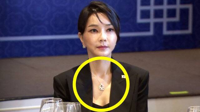 2022년 6월 김건희 여사가 나토 정상회의 참석 때 ‘반클리프앤아펠 목걸이’를 착용하고 있다. (사진=연합뉴스)