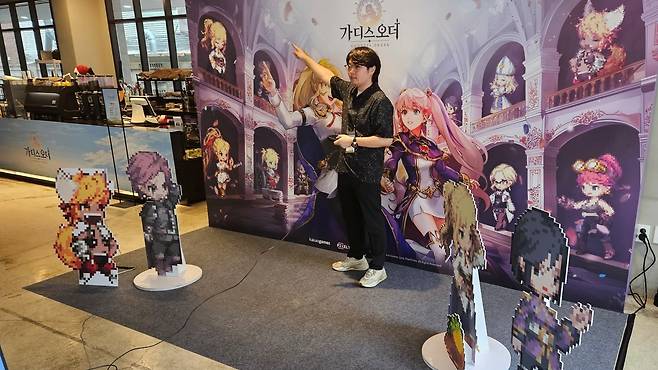 - 직접 인증샷을 남기는 인생 네컷 이벤트 "셔터를 직접 눌러야 한다는 게 정말 힘들었다"