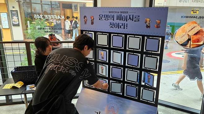 - 현장 이벤트 '운명의 페이지를 찾아라'. 처음엔 30초 안에 일정 수 이상의 그림을 맞추는 식이었으나, 후엔 시간 부족으로 2개만 맞추면 상품을 줬다