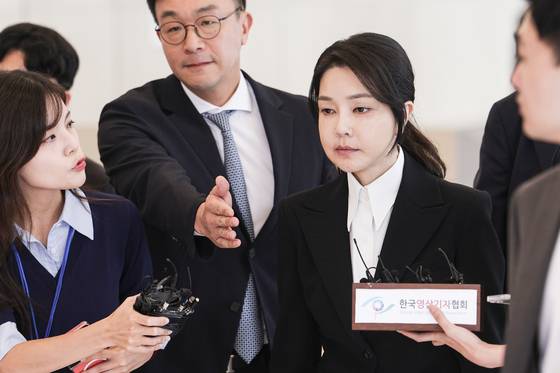 김건희 특검팀이 오늘(11일) '순방 목걸이 제공' 의혹과 관련해 서희건설에 대해 압수수색에 착수했다.