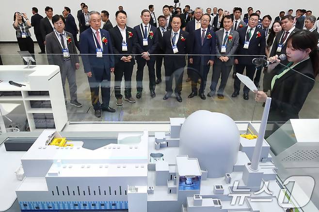 11일 대구 북구 엑스코(EXCO)에서 개막한 '2025 대한민국 전기산업 엑스포'를 찾은 내빈들이 한국수력원자력 부스에 전시된 1000㎿(메가와트)급 한국형 원전 APR1000 발전소의 핵심 구조를 표현한 모형을 살펴보며 관계자 설명을 듣고 있다. 한수원은 체코 신규원전 발주사인 두코바니II 원자력 발전소(EDU II)와 본계약을 체결함에 따라 체코 두코바니 지역에 1000㎿급 한국형 원전 APR1000 2기를 공급하게 된다. 우리나라 전기산업의 청정 전환과 디지털 혁신을 한눈에 볼 수 있는 이번 전시는 전기전력산업 관련 기업 105개 업체가 400여개 부스 규모로 참여해 13일까지 계속된다. 2025.6.11/뉴스1 ⓒ News1 공정식 기자