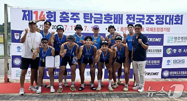 지난달 11일~13일 열린 '제14회 충주 탄금호배 전국조정대회'에서 남일반부 에이트와 쿼드러플스컬서 정상을 차지한 용인시청팀 모습.(용인시 제공)
