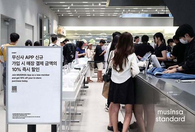 정부가 9월 중국 단체 관광객을 대상으로 무비자 입국을 한시적 허용하기로 한 가운데 K-쇼핑 성지로 자리매김한 '올무다'(올리브영·무신사·다이소)에 대한 기대감이 커지고 있다.(무신사스탠다드제공)