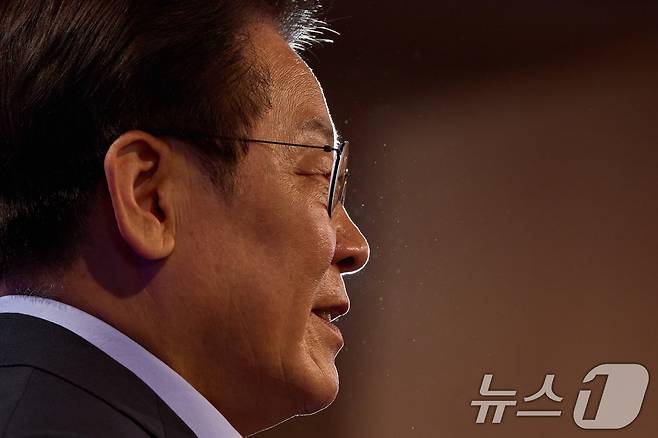 이재명 대통령이 지난 31일 서울 종로구 정부서울청사에서 열린 '국민주권시대 공직자의 길' 고위공직자 워크숍에서 '국민주권 정부 국정운영 방향과 고위공직자 자세' 주제로 특강을 하고 있다. (이재명 대통령 SNS. 재판매 및 DB금지) 2025.8.1/뉴스1 ⓒ News1 이재명 기자