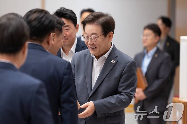이재명 대통령이 1일 서울 용산 대통령실 청사에서 열린 전국 시·도지사 간담회에 참석하며 인사를 나누고 있다. (대통령실 제공. 재판매 및 DB금지) 2025.8.1/뉴스1 ⓒ News1 이재명 기자