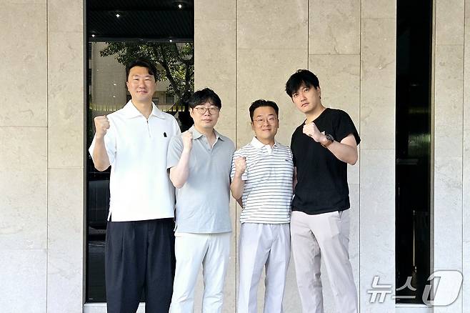 왼쪽부터 김영기 허성혁 백성호 이종원 수의사가 대만 가오슝에서 파이팅을 외치고 있다. ⓒ 뉴스1