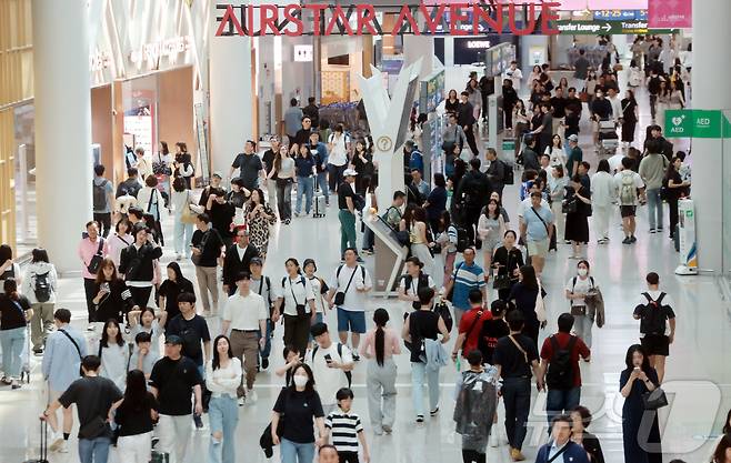 현충일 연휴가 시작된 6일 오전 인천국제공항 제1터미널 면세점이 관광객들로 붐비고 있다.2025.6.6/뉴스1 ⓒ News1 김진환 기자