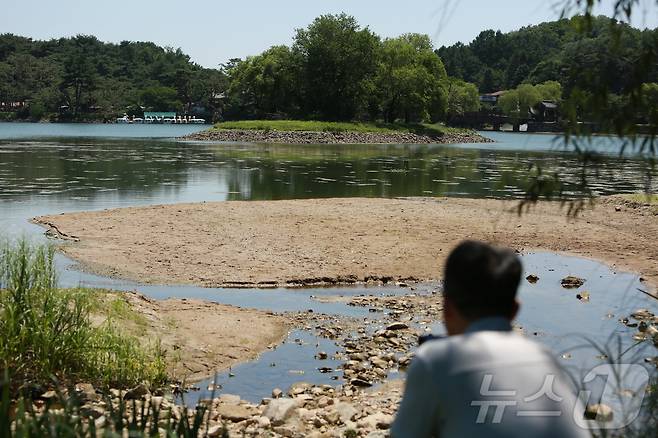 10일 마른 장마와 폭염 등으로 바닥을 드러낸 충북 제천 의림지에서 한 시민이 순주섬을 바라보고 있다.2025.7.10/뉴스1 ⓒ News1 손도언 기자
